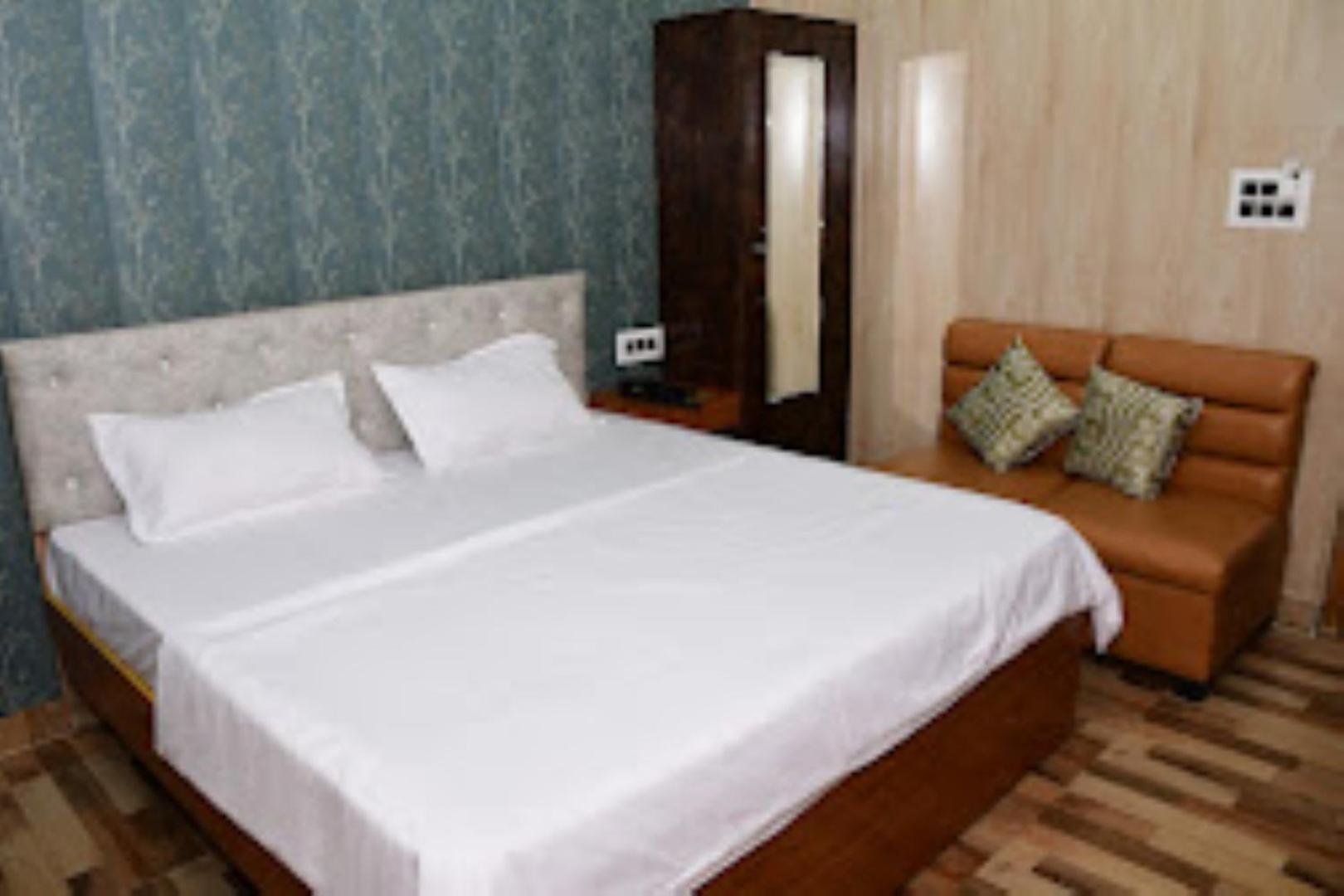 Hotel Renu Paradise , Ayodhya Exterior foto